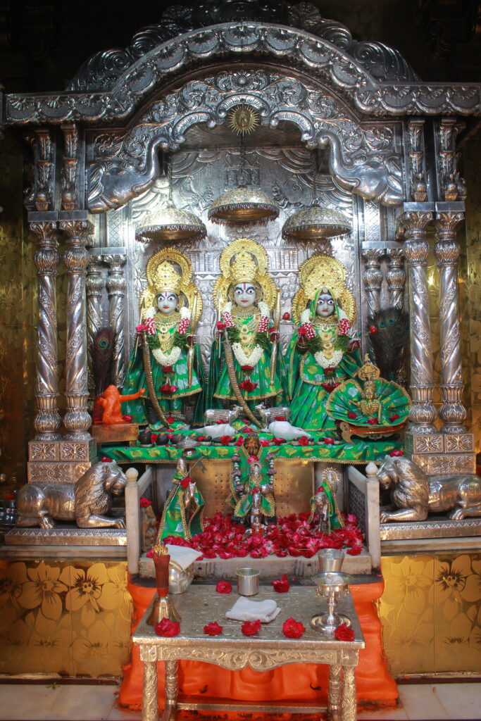 શણગાર દર્શન - બુધવાર "પ.પૂ. શ્રી વિસામણબાપુની જગ્યા, પ.પૂ. શ્રી શ્રી ૧૦૦૮ મહામંડલેશ્વર નિર્મળાબા, વિહળધામ પાળિયાદ, ભાદરવા વદ - ૪ ચૌથ, વિક્રમ સવંત ૨૦૮૨" Shangar Darshan. Wednesday-Sep- 30/09/2026