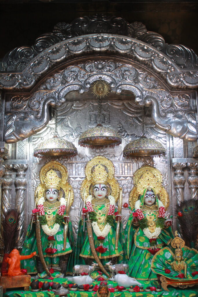 શણગાર દર્શન - બુધવાર "પ.પૂ. શ્રી વિસામણબાપુની જગ્યા, પ.પૂ. શ્રી શ્રી ૧૦૦૮ મહામંડલેશ્વર નિર્મળાબા, વિહળધામ પાળિયાદ, ભાદરવા વદ - ૪ ચૌથ, વિક્રમ સવંત ૨૦૮૨" Shangar Darshan. Wednesday-Sep- 30/09/2026