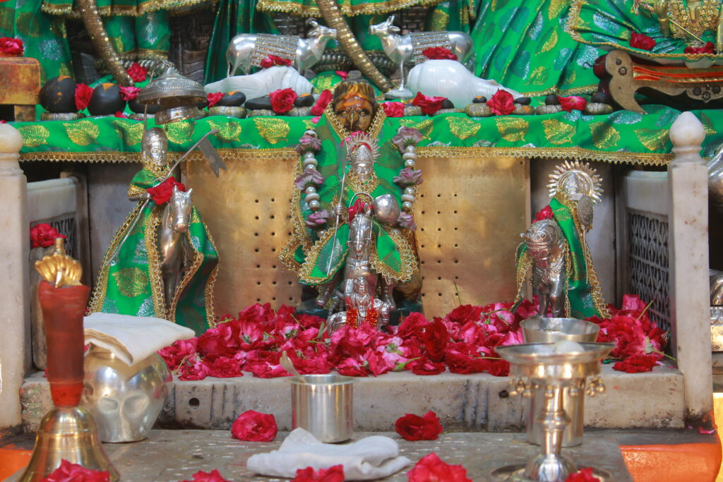 શણગાર દર્શન - બુધવાર "પ.પૂ. શ્રી વિસામણબાપુની જગ્યા, પ.પૂ. શ્રી શ્રી ૧૦૦૮ મહામંડલેશ્વર નિર્મળાબા, વિહળધામ પાળિયાદ, ભાદરવા વદ - ૪ ચૌથ, વિક્રમ સવંત ૨૦૮૨" Shangar Darshan. Wednesday-Sep- 30/09/2026