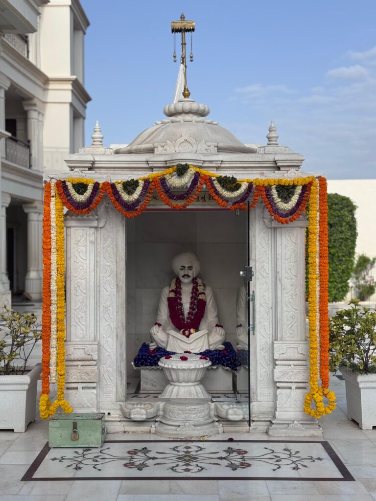 શણગાર દર્શન - શુક્રવાર (શ્રી કૃષ્ણ જન્માષ્ટમી) "પ.પૂ. શ્રી વિસામણબાપુની જગ્યા, પ.પૂ. શ્રી શ્રી ૧૦૦૮ મહામંડલેશ્વર નિર્મળાબા, વિહળધામ પાળિયાદ, શ્રાવણ વદ - ૮ આઠમ, વિક્રમ સવંત ૨૦૮૨" Shangar Darshan. Friday-Sap- 04/09/2026