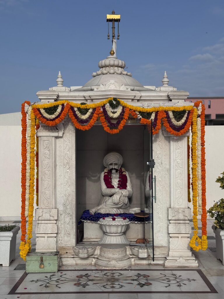 શણગાર દર્શન - શુક્રવાર (શ્રી કૃષ્ણ જન્માષ્ટમી) "પ.પૂ. શ્રી વિસામણબાપુની જગ્યા, પ.પૂ. શ્રી શ્રી ૧૦૦૮ મહામંડલેશ્વર નિર્મળાબા, વિહળધામ પાળિયાદ, શ્રાવણ વદ - ૮ આઠમ, વિક્રમ સવંત ૨૦૮૨" Shangar Darshan. Friday-Sap- 04/09/2026