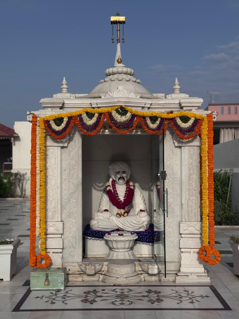 શણગાર દર્શન - શુક્રવાર (શ્રી કૃષ્ણ જન્માષ્ટમી) "પ.પૂ. શ્રી વિસામણબાપુની જગ્યા, પ.પૂ. શ્રી શ્રી ૧૦૦૮ મહામંડલેશ્વર નિર્મળાબા, વિહળધામ પાળિયાદ, શ્રાવણ વદ - ૮ આઠમ, વિક્રમ સવંત ૨૦૮૨" Shangar Darshan. Friday-Sap- 04/09/2026