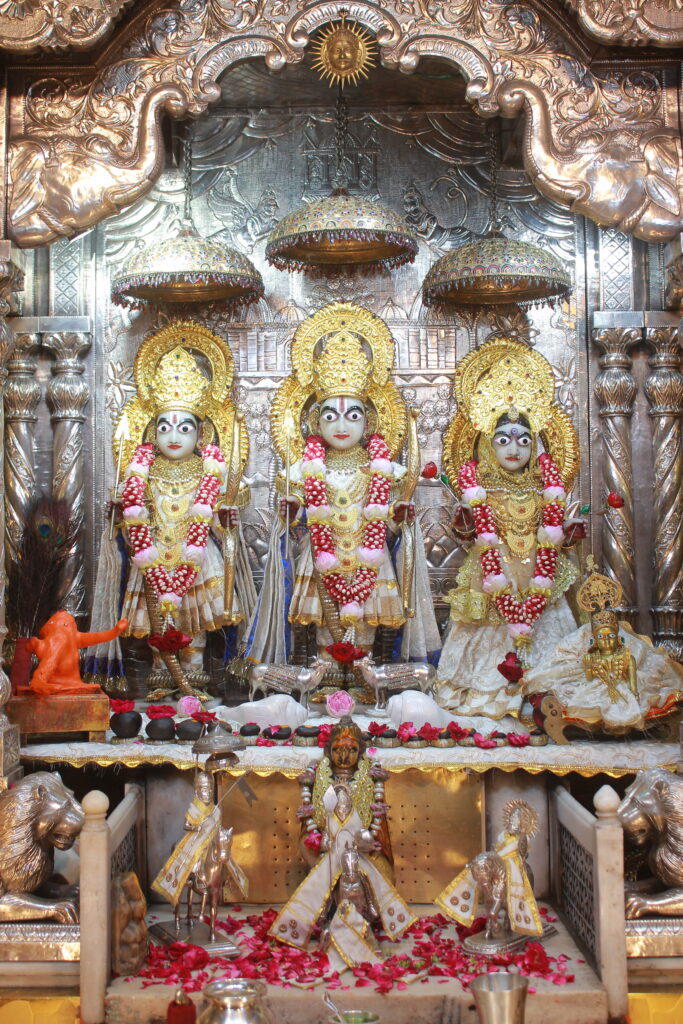 શણગાર દર્શન - શુક્રવાર "પ.પૂ. શ્રી વિસામણબાપુની જગ્યા, પ.પૂ. શ્રી શ્રી ૧૦૦૮ મહામંડલેશ્વર નિર્મળાબા, વિહળધામ પાળિયાદ, ભાદરવા વદ - ૬ છઠ, વિક્રમ સવંત ૨૦૮૨" Shangar Darshan. Friday-Oct- 02/10/2026