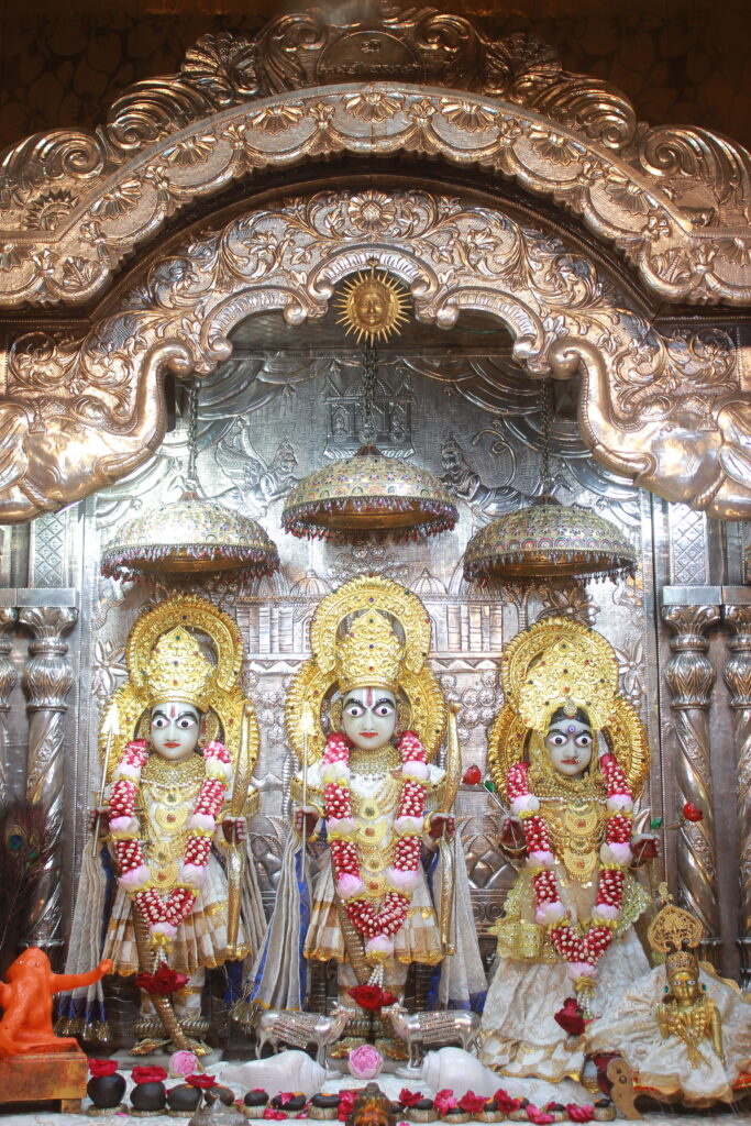 શણગાર દર્શન - શુક્રવાર "પ.પૂ. શ્રી વિસામણબાપુની જગ્યા, પ.પૂ. શ્રી શ્રી ૧૦૦૮ મહામંડલેશ્વર નિર્મળાબા, વિહળધામ પાળિયાદ, ભાદરવા વદ - ૬ છઠ, વિક્રમ સવંત ૨૦૮૨" Shangar Darshan. Friday-Oct- 02/10/2026