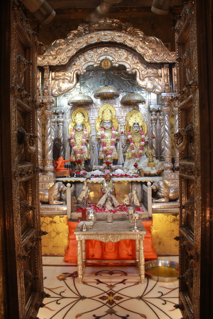 શણગાર દર્શન - શુક્રવાર "પ.પૂ. શ્રી વિસામણબાપુની જગ્યા, પ.પૂ. શ્રી શ્રી ૧૦૦૮ મહામંડલેશ્વર નિર્મળાબા, વિહળધામ પાળિયાદ, ભાદરવા વદ - ૬ છઠ, વિક્રમ સવંત ૨૦૮૨" Shangar Darshan. Friday-Oct- 02/10/2026