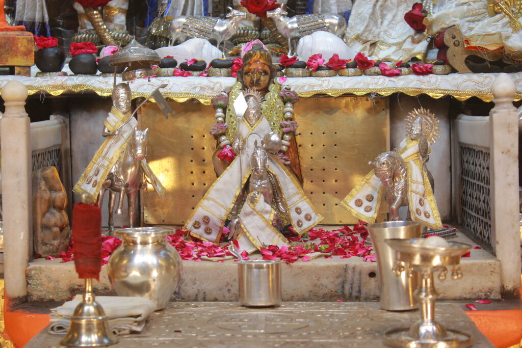 શણગાર દર્શન - શુક્રવાર "પ.પૂ. શ્રી વિસામણબાપુની જગ્યા, પ.પૂ. શ્રી શ્રી ૧૦૦૮ મહામંડલેશ્વર નિર્મળાબા, વિહળધામ પાળિયાદ, ભાદરવા વદ - ૬ છઠ, વિક્રમ સવંત ૨૦૮૨" Shangar Darshan. Friday-Oct- 02/10/2026
