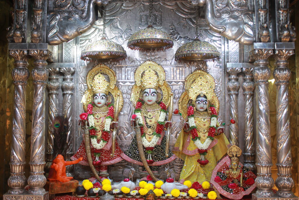 શણગાર દર્શન - રવિવાર "પ.પૂ. શ્રી વિસામણબાપુની જગ્યા, પ.પૂ. શ્રી શ્રી ૧૦૦૮ મહામંડલેશ્વર નિર્મળાબા, વિહળધામ પાળિયાદ, ભાદરવા વદ - ૮ આઠમ, વિક્રમ સવંત ૨૦૮૨" Shangar Darshan. Sunday-Oct- 04/10/2026