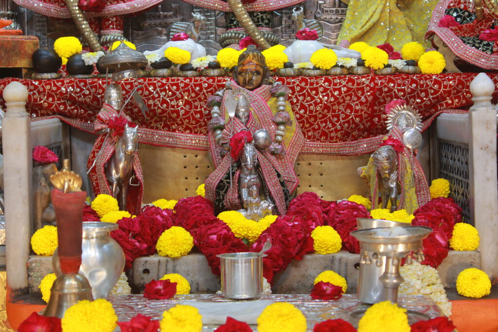 શણગાર દર્શન - રવિવાર "પ.પૂ. શ્રી વિસામણબાપુની જગ્યા, પ.પૂ. શ્રી શ્રી ૧૦૦૮ મહામંડલેશ્વર નિર્મળાબા, વિહળધામ પાળિયાદ, ભાદરવા વદ - ૮ આઠમ, વિક્રમ સવંત ૨૦૮૨" Shangar Darshan. Sunday-Oct- 04/10/2026
