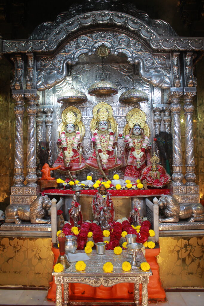 શણગાર દર્શન - સોમવાર "પ.પૂ. શ્રી વિસામણબાપુની જગ્યા, પ.પૂ. શ્રી શ્રી ૧૦૦૮ મહામંડલેશ્વર નિર્મળાબા, વિહળધામ પાળિયાદ, ભાદરવા વદ - ૯ નોમ, વિક્રમ સવંત ૨૦૮૨" Shangar Darshan. Monday-Oct- 05/10/2026