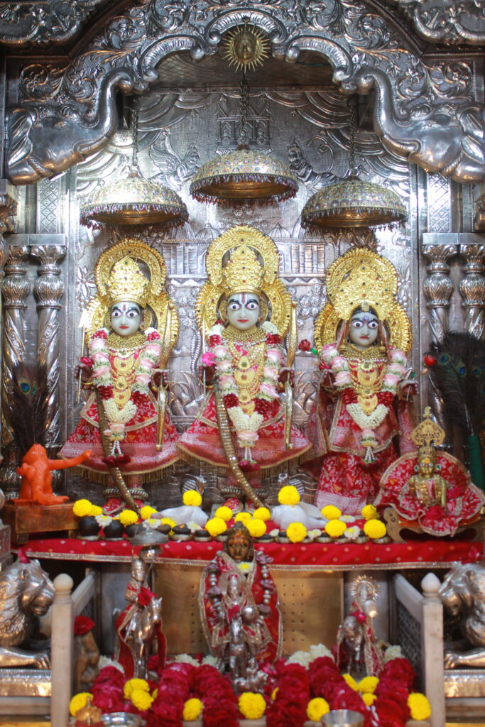 શણગાર દર્શન - સોમવાર "પ.પૂ. શ્રી વિસામણબાપુની જગ્યા, પ.પૂ. શ્રી શ્રી ૧૦૦૮ મહામંડલેશ્વર નિર્મળાબા, વિહળધામ પાળિયાદ, ભાદરવા વદ - ૯ નોમ, વિક્રમ સવંત ૨૦૮૨" Shangar Darshan. Monday-Oct- 05/10/2026