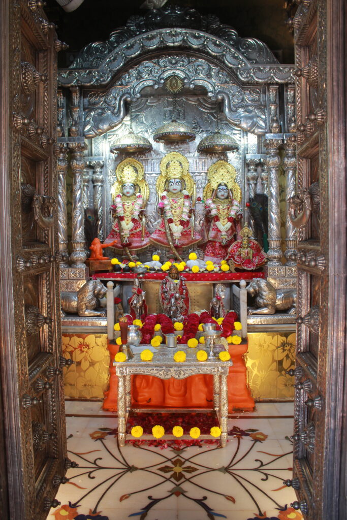 શણગાર દર્શન - સોમવાર "પ.પૂ. શ્રી વિસામણબાપુની જગ્યા, પ.પૂ. શ્રી શ્રી ૧૦૦૮ મહામંડલેશ્વર નિર્મળાબા, વિહળધામ પાળિયાદ, ભાદરવા વદ - ૯ નોમ, વિક્રમ સવંત ૨૦૮૨" Shangar Darshan. Monday-Oct- 05/10/2026