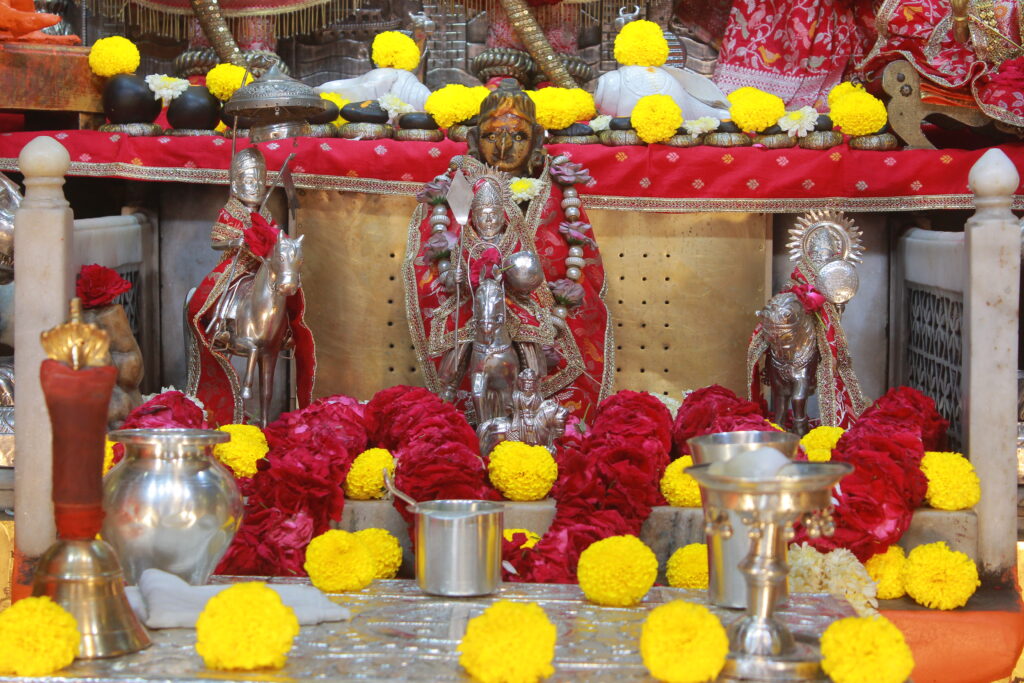 શણગાર દર્શન - સોમવાર "પ.પૂ. શ્રી વિસામણબાપુની જગ્યા, પ.પૂ. શ્રી શ્રી ૧૦૦૮ મહામંડલેશ્વર નિર્મળાબા, વિહળધામ પાળિયાદ, ભાદરવા વદ - ૯ નોમ, વિક્રમ સવંત ૨૦૮૨" Shangar Darshan. Monday-Oct- 05/10/2026