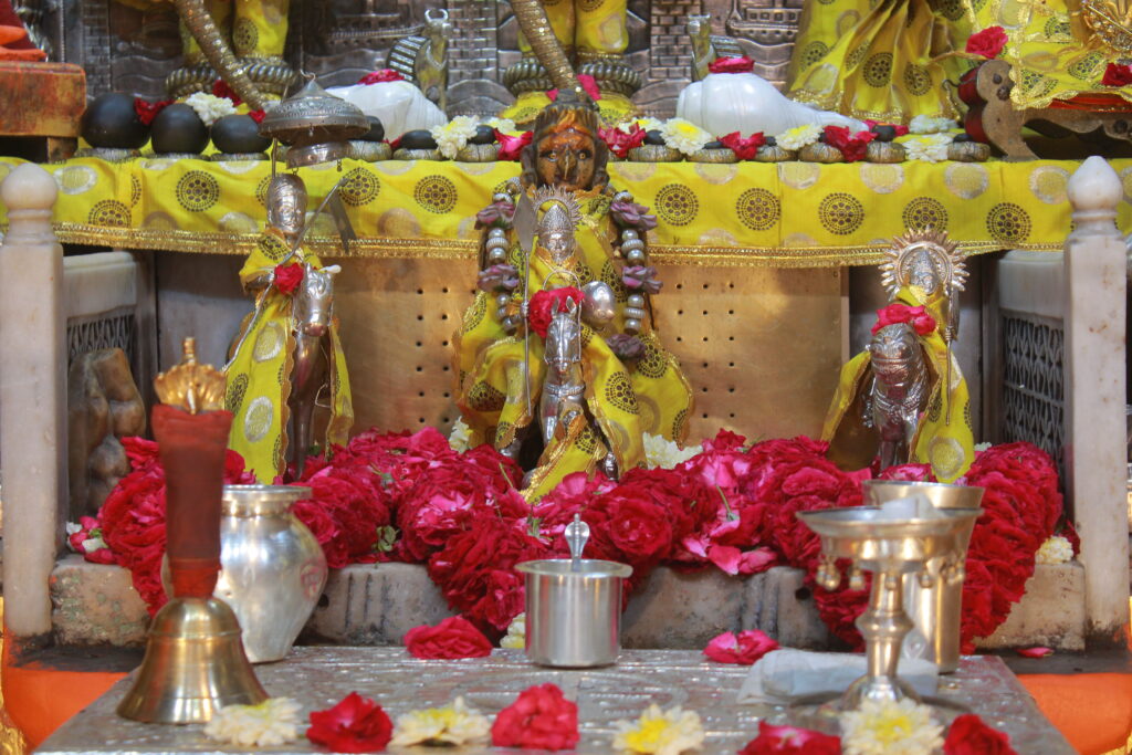 શણગાર દર્શન - ગુરુવાર "પ.પૂ. શ્રી વિસામણબાપુની જગ્યા, પ.પૂ. શ્રી શ્રી ૧૦૦૮ મહામંડલેશ્વર નિર્મળાબા, વિહળધામ પાળિયાદ, ભાદરવા વદ - ૧૩ તેરસ, વિક્રમ સવંત ૨૦૮૨" Shangar Darshan. Thursday-Oct- 08/10/2026