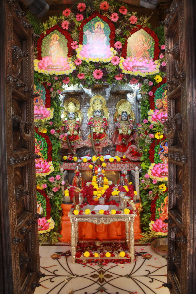 શણગાર દર્શન - રવિવાર "પ.પૂ. શ્રી વિસામણબાપુની જગ્યા, પ.પૂ. શ્રી શ્રી ૧૦૦૮ મહામંડલેશ્વર નિર્મળાબા, વિહળધામ પાળિયાદ, આસો સુદ - ૧ એકમ, વિક્રમ સવંત ૨૦૮૨" Shangar Darshan. Sunday-Oct- 11/10/2026