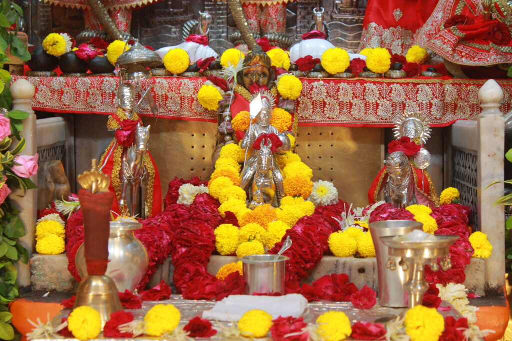 શણગાર દર્શન - રવિવાર "પ.પૂ. શ્રી વિસામણબાપુની જગ્યા, પ.પૂ. શ્રી શ્રી ૧૦૦૮ મહામંડલેશ્વર નિર્મળાબા, વિહળધામ પાળિયાદ, આસો સુદ - ૧ એકમ, વિક્રમ સવંત ૨૦૮૨" Shangar Darshan. Sunday-Oct- 11/10/2026