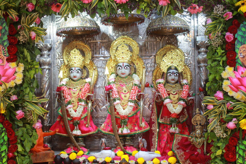 શણગાર દર્શન - સોમવાર "પ.પૂ. શ્રી વિસામણબાપુની જગ્યા, પ.પૂ. શ્રી શ્રી ૧૦૦૮ મહામંડલેશ્વર નિર્મળાબા, વિહળધામ પાળિયાદ, આસો સુદ - ૨ બીજ, વિક્રમ સવંત ૨૦૮૨" Shangar Darshan. Monday-Oct- 12/10/2026