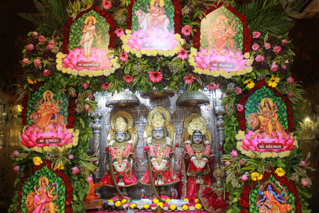 શણગાર દર્શન - સોમવાર "પ.પૂ. શ્રી વિસામણબાપુની જગ્યા, પ.પૂ. શ્રી શ્રી ૧૦૦૮ મહામંડલેશ્વર નિર્મળાબા, વિહળધામ પાળિયાદ, આસો સુદ - ૨ બીજ, વિક્રમ સવંત ૨૦૮૨" Shangar Darshan. Monday-Oct- 12/10/2026