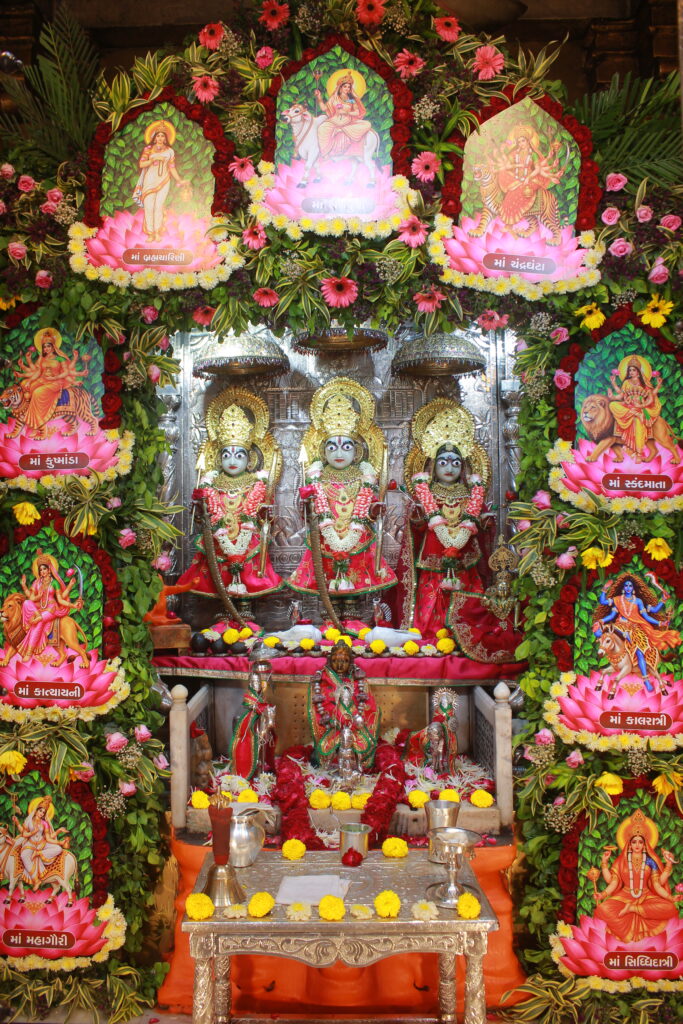 શણગાર દર્શન - સોમવાર "પ.પૂ. શ્રી વિસામણબાપુની જગ્યા, પ.પૂ. શ્રી શ્રી ૧૦૦૮ મહામંડલેશ્વર નિર્મળાબા, વિહળધામ પાળિયાદ, આસો સુદ - ૨ બીજ, વિક્રમ સવંત ૨૦૮૨" Shangar Darshan. Monday-Oct- 12/10/2026