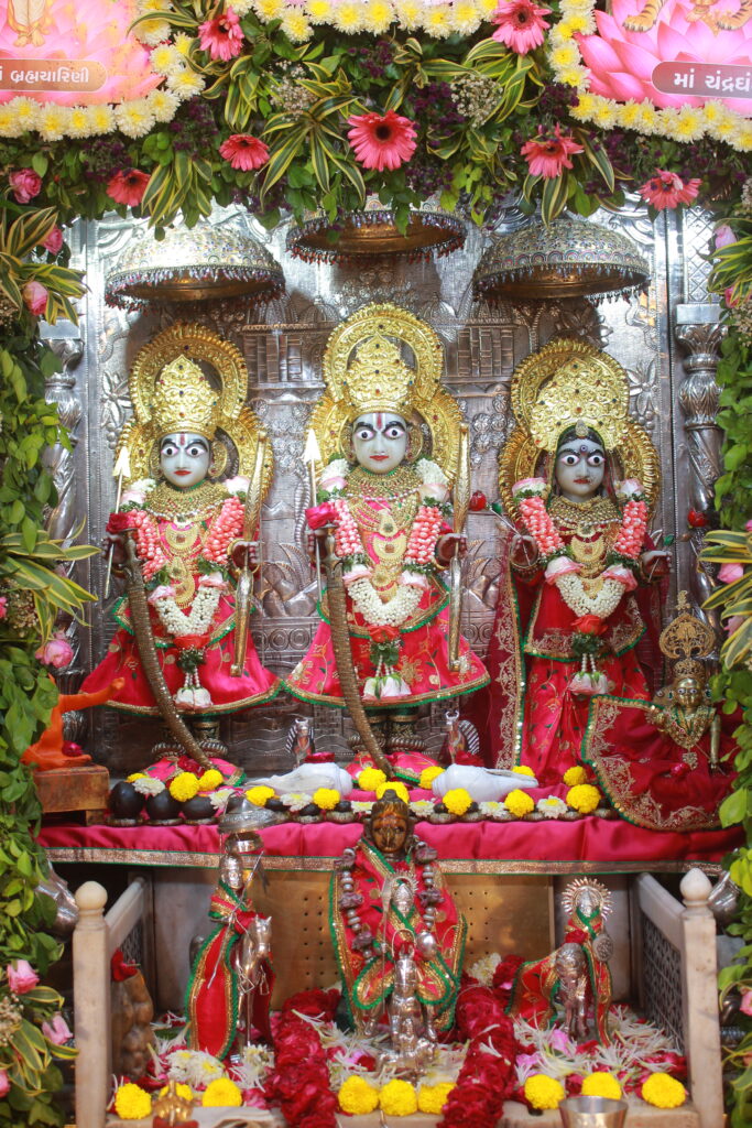 શણગાર દર્શન - સોમવાર "પ.પૂ. શ્રી વિસામણબાપુની જગ્યા, પ.પૂ. શ્રી શ્રી ૧૦૦૮ મહામંડલેશ્વર નિર્મળાબા, વિહળધામ પાળિયાદ, આસો સુદ - ૨ બીજ, વિક્રમ સવંત ૨૦૮૨" Shangar Darshan. Monday-Oct- 12/10/2026