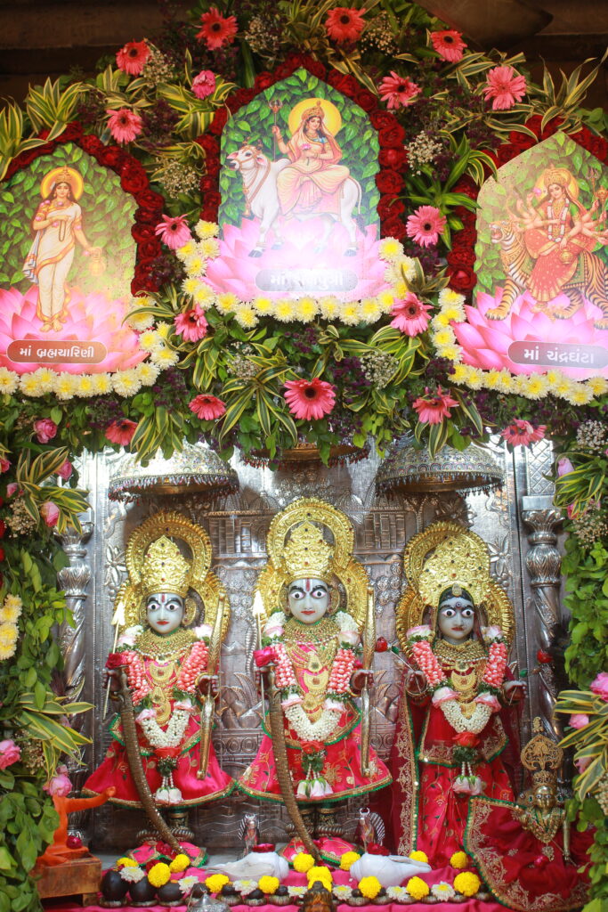 શણગાર દર્શન - સોમવાર "પ.પૂ. શ્રી વિસામણબાપુની જગ્યા, પ.પૂ. શ્રી શ્રી ૧૦૦૮ મહામંડલેશ્વર નિર્મળાબા, વિહળધામ પાળિયાદ, આસો સુદ - ૨ બીજ, વિક્રમ સવંત ૨૦૮૨" Shangar Darshan. Monday-Oct- 12/10/2026