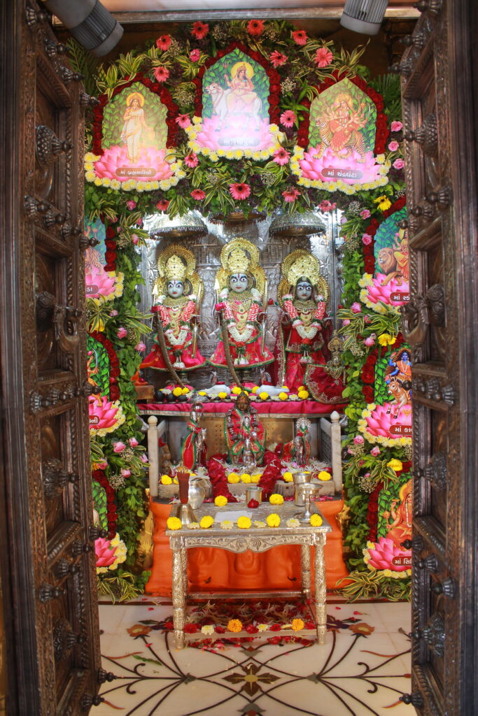 શણગાર દર્શન - સોમવાર "પ.પૂ. શ્રી વિસામણબાપુની જગ્યા, પ.પૂ. શ્રી શ્રી ૧૦૦૮ મહામંડલેશ્વર નિર્મળાબા, વિહળધામ પાળિયાદ, આસો સુદ - ૨ બીજ, વિક્રમ સવંત ૨૦૮૨" Shangar Darshan. Monday-Oct- 12/10/2026