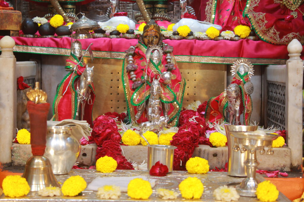 શણગાર દર્શન - સોમવાર "પ.પૂ. શ્રી વિસામણબાપુની જગ્યા, પ.પૂ. શ્રી શ્રી ૧૦૦૮ મહામંડલેશ્વર નિર્મળાબા, વિહળધામ પાળિયાદ, આસો સુદ - ૨ બીજ, વિક્રમ સવંત ૨૦૮૨" Shangar Darshan. Monday-Oct- 12/10/2026