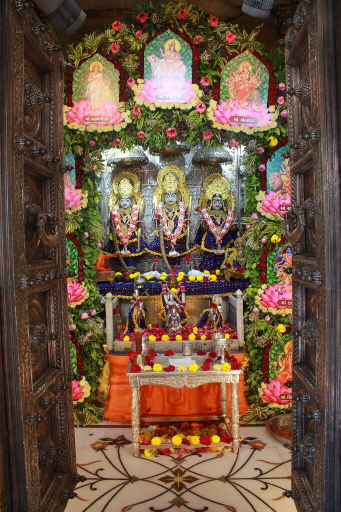 શણગાર દર્શન - મંગળવાર "પ.પૂ. શ્રી વિસામણબાપુની જગ્યા, પ.પૂ. શ્રી શ્રી ૧૦૦૮ મહામંડલેશ્વર નિર્મળાબા, વિહળધામ પાળિયાદ, આસો સુદ - ૩ ત્રીજ, વિક્રમ સવંત ૨૦૮૨" Shangar Darshan. Tuesday-Oct- 13/10/2026