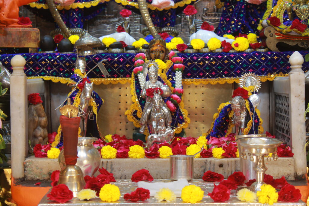 શણગાર દર્શન - મંગળવાર "પ.પૂ. શ્રી વિસામણબાપુની જગ્યા, પ.પૂ. શ્રી શ્રી ૧૦૦૮ મહામંડલેશ્વર નિર્મળાબા, વિહળધામ પાળિયાદ, આસો સુદ - ૩ ત્રીજ, વિક્રમ સવંત ૨૦૮૨" Shangar Darshan. Tuesday-Oct- 13/10/2026