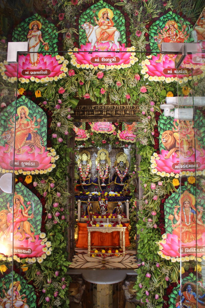 શણગાર દર્શન - મંગળવાર "પ.પૂ. શ્રી વિસામણબાપુની જગ્યા, પ.પૂ. શ્રી શ્રી ૧૦૦૮ મહામંડલેશ્વર નિર્મળાબા, વિહળધામ પાળિયાદ, આસો સુદ - ૩ ત્રીજ, વિક્રમ સવંત ૨૦૮૨" Shangar Darshan. Tuesday-Oct- 13/10/2026