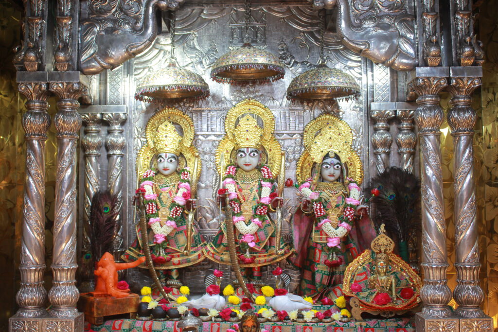 શણગાર દર્શન - બુધવાર "પ.પૂ. શ્રી વિસામણબાપુની જગ્યા, પ.પૂ. શ્રી શ્રી ૧૦૦૮ મહામંડલેશ્વર નિર્મળાબા, વિહળધામ પાળિયાદ, આસો સુદ - ૪ ચૌથ, વિક્રમ સવંત ૨૦૮૨" Shangar Darshan. Wednesday-Oct- 14/10/2026