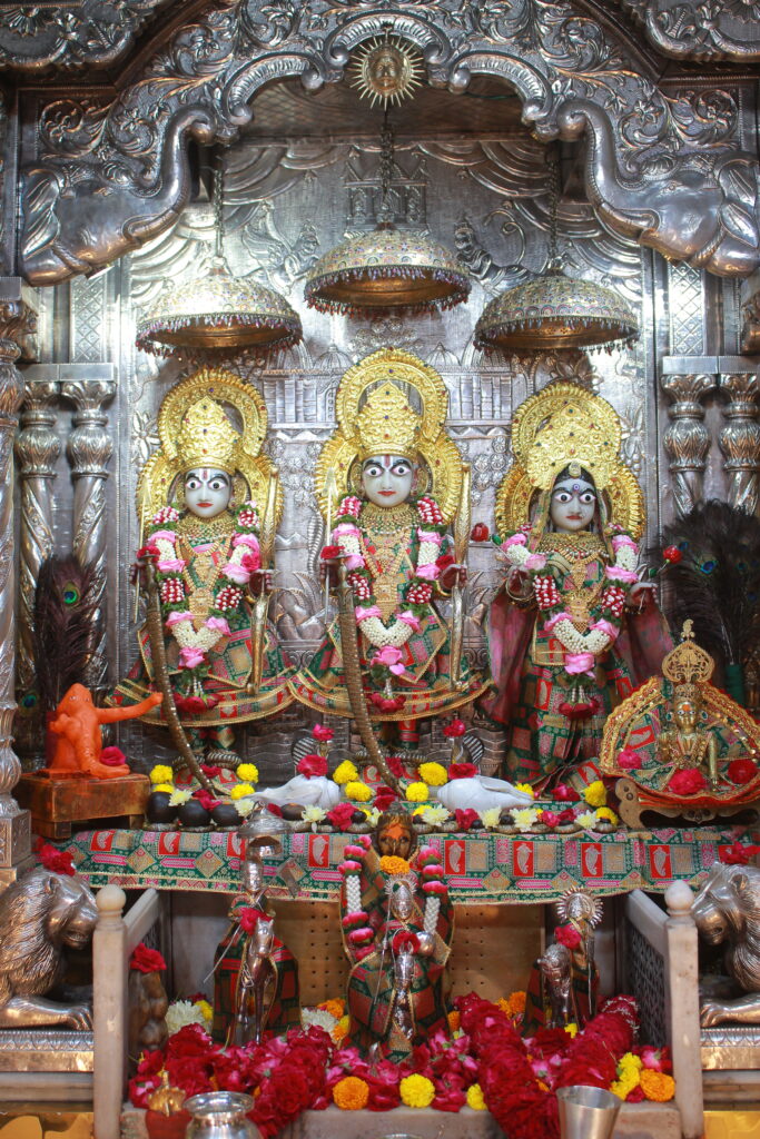 શણગાર દર્શન - બુધવાર "પ.પૂ. શ્રી વિસામણબાપુની જગ્યા, પ.પૂ. શ્રી શ્રી ૧૦૦૮ મહામંડલેશ્વર નિર્મળાબા, વિહળધામ પાળિયાદ, આસો સુદ - ૪ ચૌથ, વિક્રમ સવંત ૨૦૮૨" Shangar Darshan. Wednesday-Oct- 14/10/2026