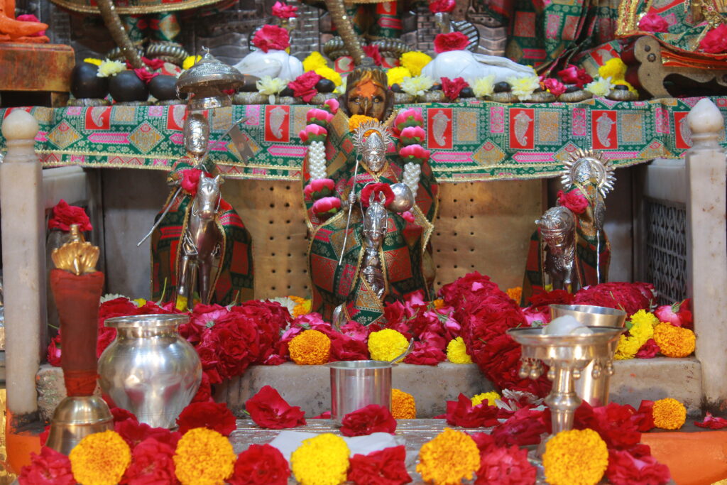 શણગાર દર્શન - બુધવાર "પ.પૂ. શ્રી વિસામણબાપુની જગ્યા, પ.પૂ. શ્રી શ્રી ૧૦૦૮ મહામંડલેશ્વર નિર્મળાબા, વિહળધામ પાળિયાદ, આસો સુદ - ૪ ચૌથ, વિક્રમ સવંત ૨૦૮૨" Shangar Darshan. Wednesday-Oct- 14/10/2026