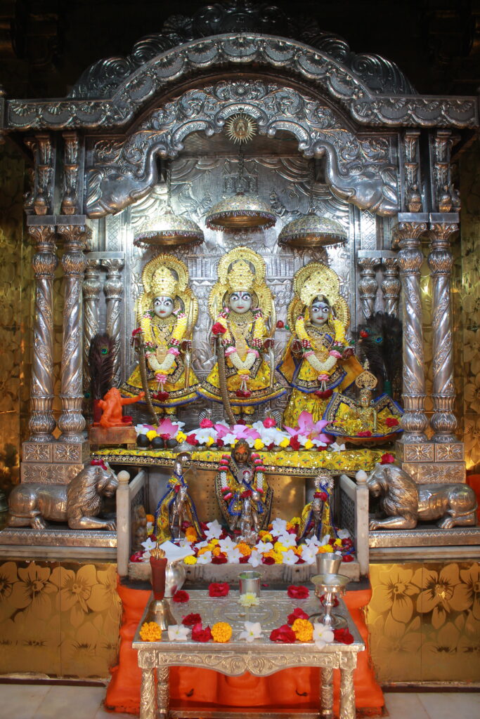 શણગાર દર્શન - ગુરૂવાર "પ.પૂ. શ્રી વિસામણબાપુની જગ્યા, પ.પૂ. શ્રી શ્રી ૧૦૦૮ મહામંડલેશ્વર નિર્મળાબા, વિહળધામ પાળિયાદ, આસો સુદ - ૫ પાંચમ , વિક્રમ સવંત ૨૦૮૨" Shangar Darshan. Thursday-Oct- 15/10/2026