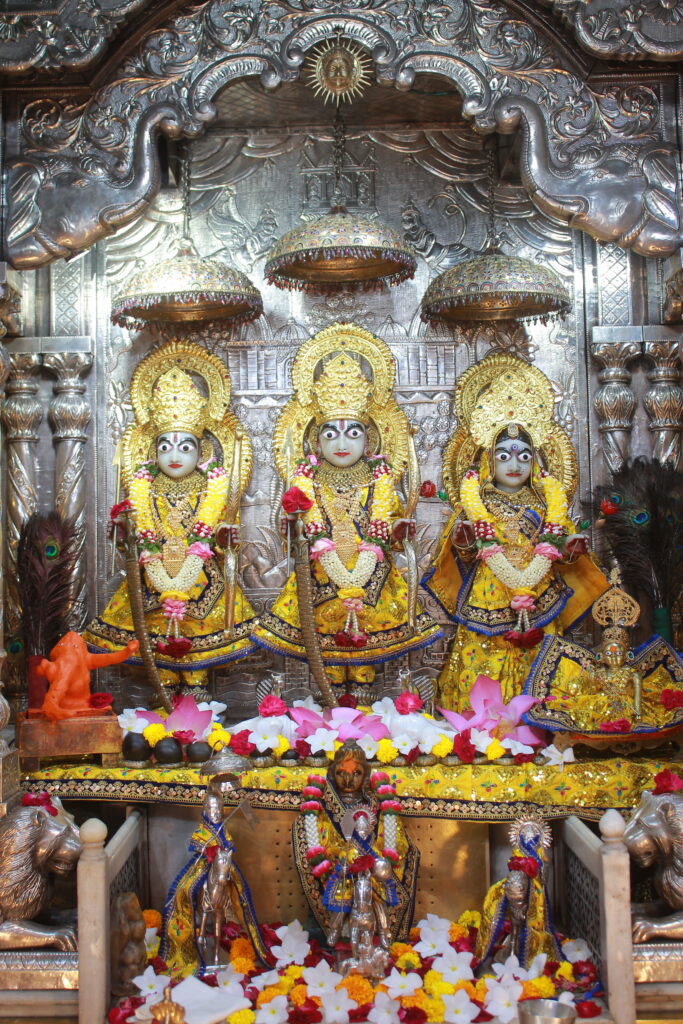 શણગાર દર્શન - ગુરૂવાર "પ.પૂ. શ્રી વિસામણબાપુની જગ્યા, પ.પૂ. શ્રી શ્રી ૧૦૦૮ મહામંડલેશ્વર નિર્મળાબા, વિહળધામ પાળિયાદ, આસો સુદ - ૫ પાંચમ , વિક્રમ સવંત ૨૦૮૨" Shangar Darshan. Thursday-Oct- 15/10/2026