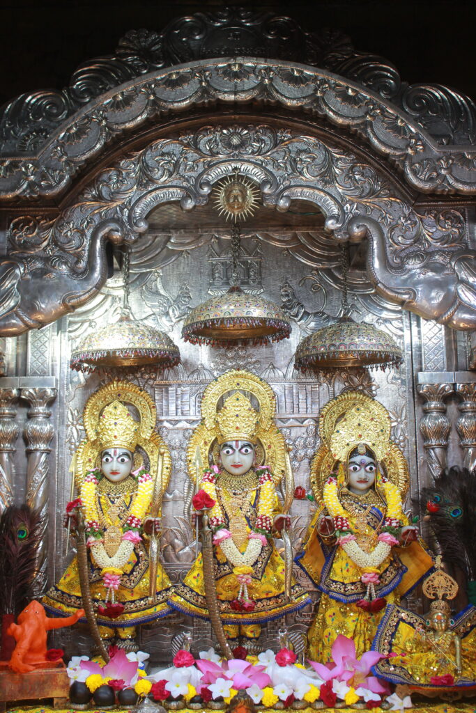 શણગાર દર્શન - ગુરૂવાર "પ.પૂ. શ્રી વિસામણબાપુની જગ્યા, પ.પૂ. શ્રી શ્રી ૧૦૦૮ મહામંડલેશ્વર નિર્મળાબા, વિહળધામ પાળિયાદ, આસો સુદ - ૫ પાંચમ , વિક્રમ સવંત ૨૦૮૨" Shangar Darshan. Thursday-Oct- 15/10/2026