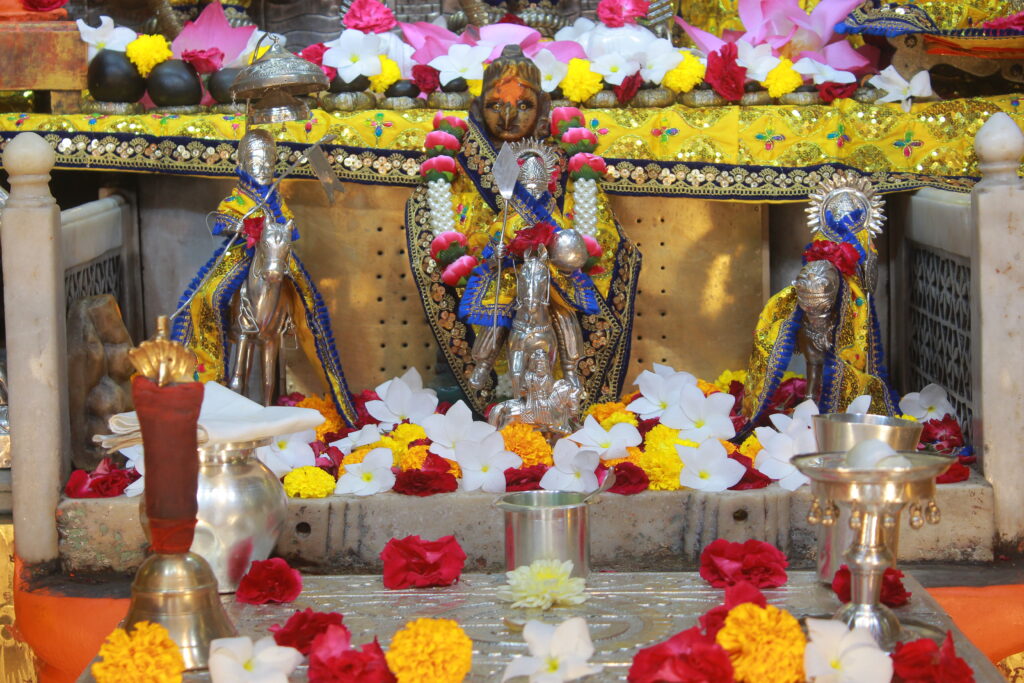 શણગાર દર્શન - ગુરૂવાર "પ.પૂ. શ્રી વિસામણબાપુની જગ્યા, પ.પૂ. શ્રી શ્રી ૧૦૦૮ મહામંડલેશ્વર નિર્મળાબા, વિહળધામ પાળિયાદ, આસો સુદ - ૫ પાંચમ , વિક્રમ સવંત ૨૦૮૨" Shangar Darshan. Thursday-Oct- 15/10/2026