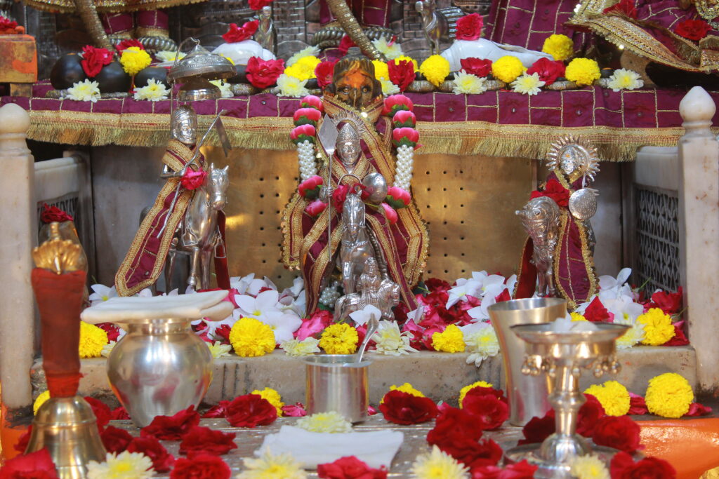 શણગાર દર્શન - સોમવાર "પ.પૂ. શ્રી વિસામણબાપુની જગ્યા, પ.પૂ. શ્રી શ્રી ૧૦૦૮ મહામંડલેશ્વર નિર્મળાબા, વિહળધામ પાળિયાદ, આસો સુદ - ૯ નોમ, વિક્રમ સવંત ૨૦૮૨" Shangar Darshan. Monday-Oct- 19/10/2026