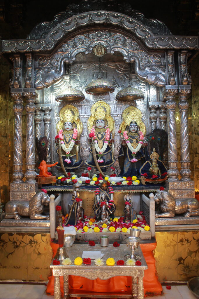 શણગાર દર્શન - મંગળવાર "પ.પૂ. શ્રી વિસામણબાપુની જગ્યા, પ.પૂ. શ્રી શ્રી ૧૦૦૮ મહામંડલેશ્વર નિર્મળાબા, વિહળધામ પાળિયાદ, આસો સુદ - ૧૦ દસમ, વિક્રમ સવંત ૨૦૮૨" Shangar Darshan. Tuesday-Oct- 20/10/2026