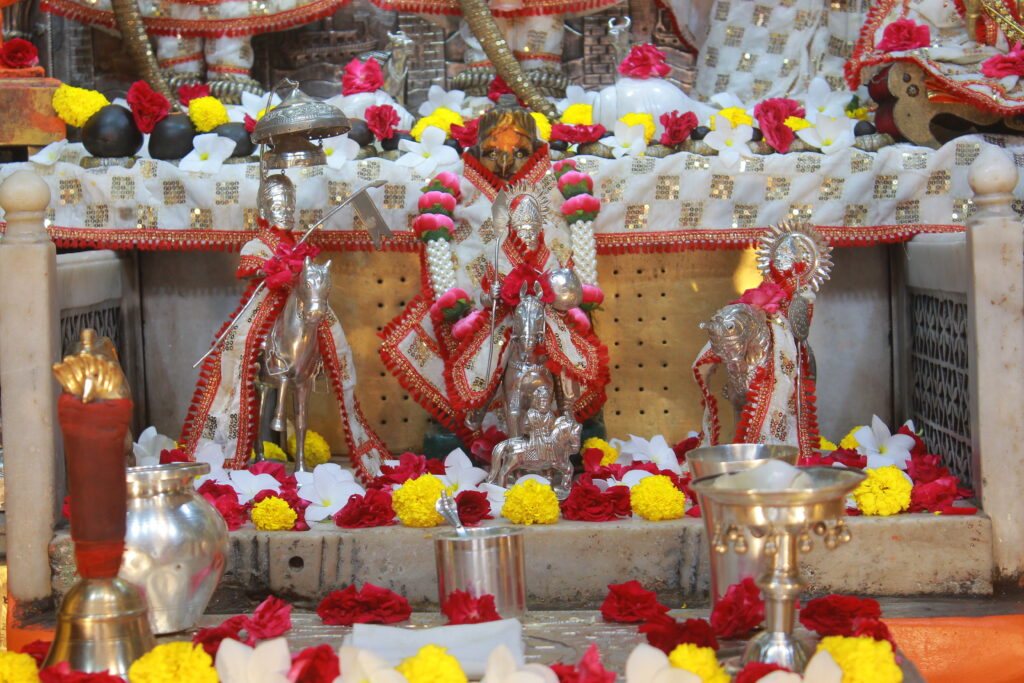 શણગાર દર્શન - શુક્રવાર "પ.પૂ. શ્રી વિસામણબાપુની જગ્યા, પ.પૂ. શ્રી શ્રી ૧૦૦૮ મહામંડલેશ્વર નિર્મળાબા, વિહળધામ પાળિયાદ, આસો સુદ - ૧૩ તેરસ, વિક્રમ સવંત ૨૦૮૨" Shangar Darshan. Friday-Oct- 23/10/2026