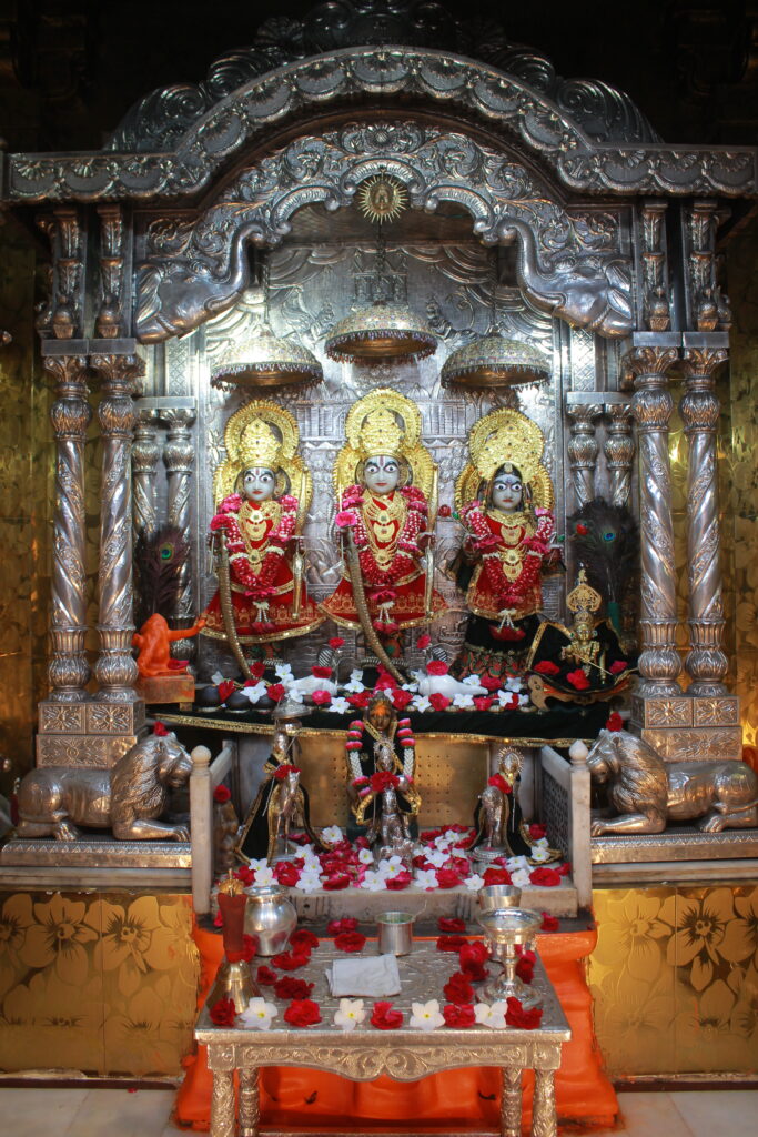 શણગાર દર્શન - રવિવાર "પ.પૂ. શ્રી વિસામણબાપુની જગ્યા, પ.પૂ. શ્રી શ્રી ૧૦૦૮ મહામંડલેશ્વર નિર્મળાબા, વિહળધામ પાળિયાદ, આસો સુદ - ૧૫ પૂનમ, વિક્રમ સવંત ૨૦૮૨" Shangar Darshan. Sunday-Oct- 25/10/2026