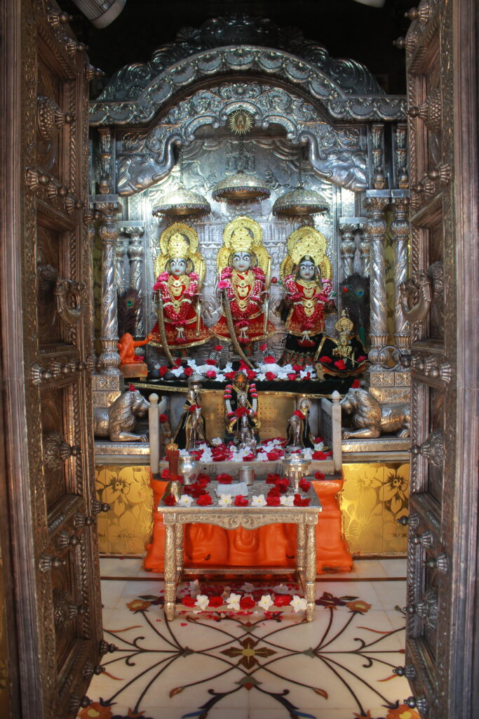 શણગાર દર્શન - રવિવાર "પ.પૂ. શ્રી વિસામણબાપુની જગ્યા, પ.પૂ. શ્રી શ્રી ૧૦૦૮ મહામંડલેશ્વર નિર્મળાબા, વિહળધામ પાળિયાદ, આસો સુદ - ૧૫ પૂનમ, વિક્રમ સવંત ૨૦૮૨" Shangar Darshan. Sunday-Oct- 25/10/2026