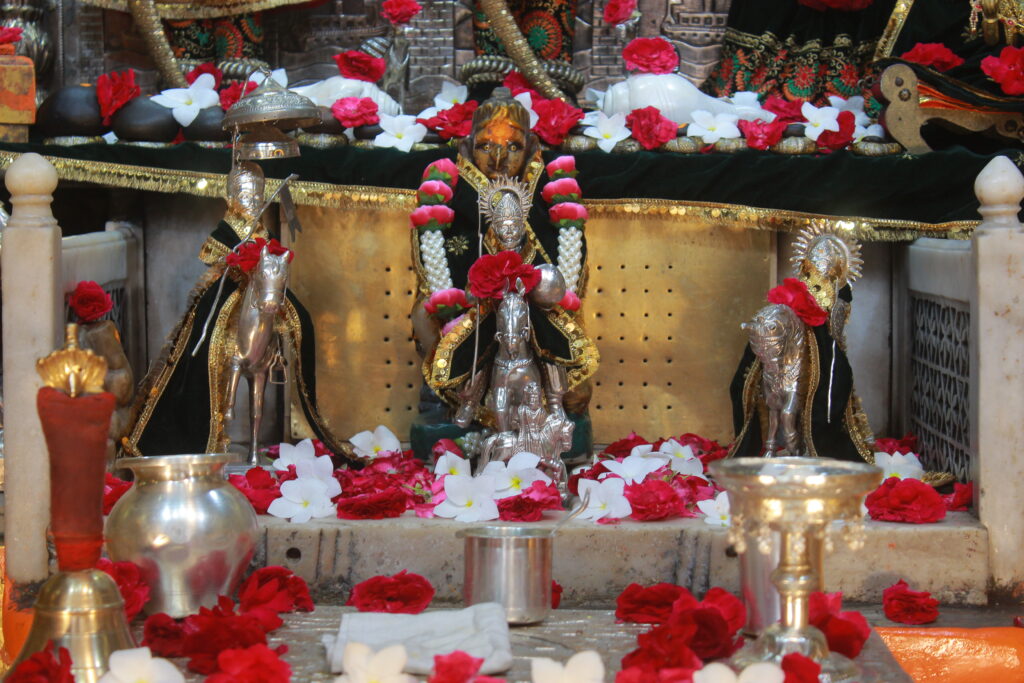 શણગાર દર્શન - રવિવાર "પ.પૂ. શ્રી વિસામણબાપુની જગ્યા, પ.પૂ. શ્રી શ્રી ૧૦૦૮ મહામંડલેશ્વર નિર્મળાબા, વિહળધામ પાળિયાદ, આસો સુદ - ૧૫ પૂનમ, વિક્રમ સવંત ૨૦૮૨" Shangar Darshan. Sunday-Oct- 25/10/2026