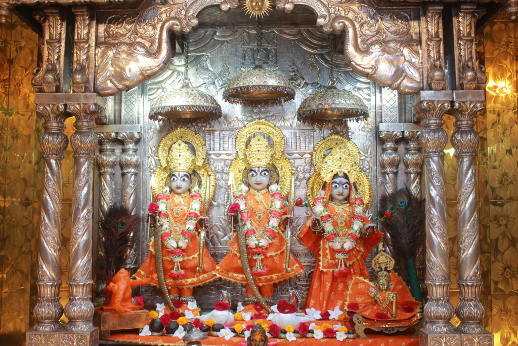 શણગાર દર્શન - મંગળવાર "પ.પૂ. શ્રી વિસામણબાપુની જગ્યા, પ.પૂ. શ્રી શ્રી ૧૦૦૮ મહામંડલેશ્વર નિર્મળાબા, વિહળધામ પાળિયાદ, આસો વદ - ૨ બીજ, વિક્રમ સવંત ૨૦૮૨" Shangar Darshan. Tuesday-Oct- 27/10/2026