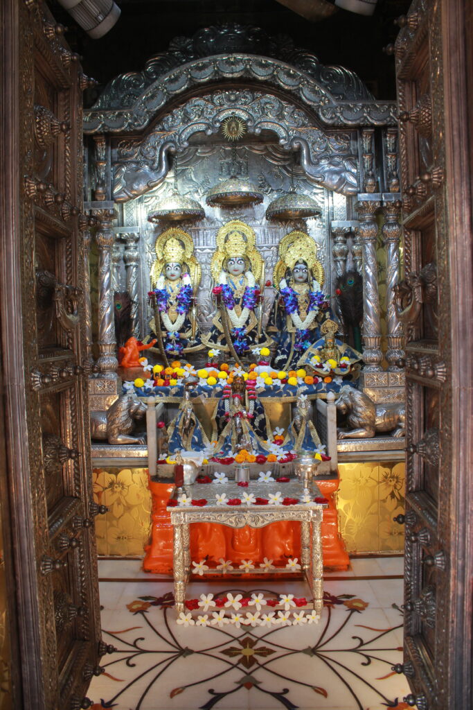 શણગાર દર્શન - શનિવાર "પ.પૂ. શ્રી વિસામણબાપુની જગ્યા, પ.પૂ. શ્રી શ્રી ૧૦૦૮ મહામંડલેશ્વર નિર્મળાબા, વિહળધામ પાળિયાદ, આસો વદ - ૬ છઠ, વિક્રમ સવંત ૨૦૮૨" Shangar Darshan. Saturday-Oct- 31/10/2026
