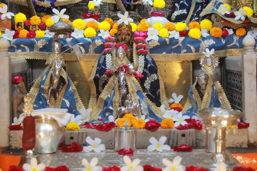શણગાર દર્શન - શનિવાર "પ.પૂ. શ્રી વિસામણબાપુની જગ્યા, પ.પૂ. શ્રી શ્રી ૧૦૦૮ મહામંડલેશ્વર નિર્મળાબા, વિહળધામ પાળિયાદ, આસો વદ - ૬ છઠ, વિક્રમ સવંત ૨૦૮૨" Shangar Darshan. Saturday-Oct- 31/10/2026